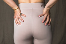 Load image into Gallery viewer, Sample - Julia cropped leggings, Mushroom
